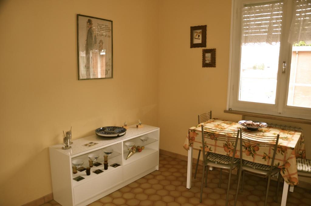 Apartment Montebello Parma Cameră foto